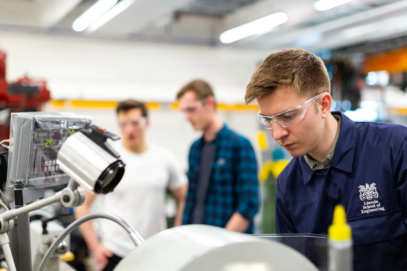 Ingénieurs de maintenance dans un atelier industriel